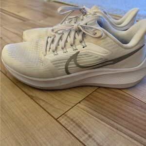 Nike Air Zoom Pegasus 39 Womens 7.5 White Running Shoes Sneakers Trainers